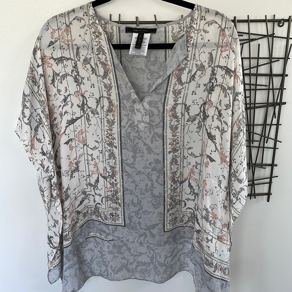 BCBG Maxazria cream gray boho printed high low flowy sheer top. Size XS